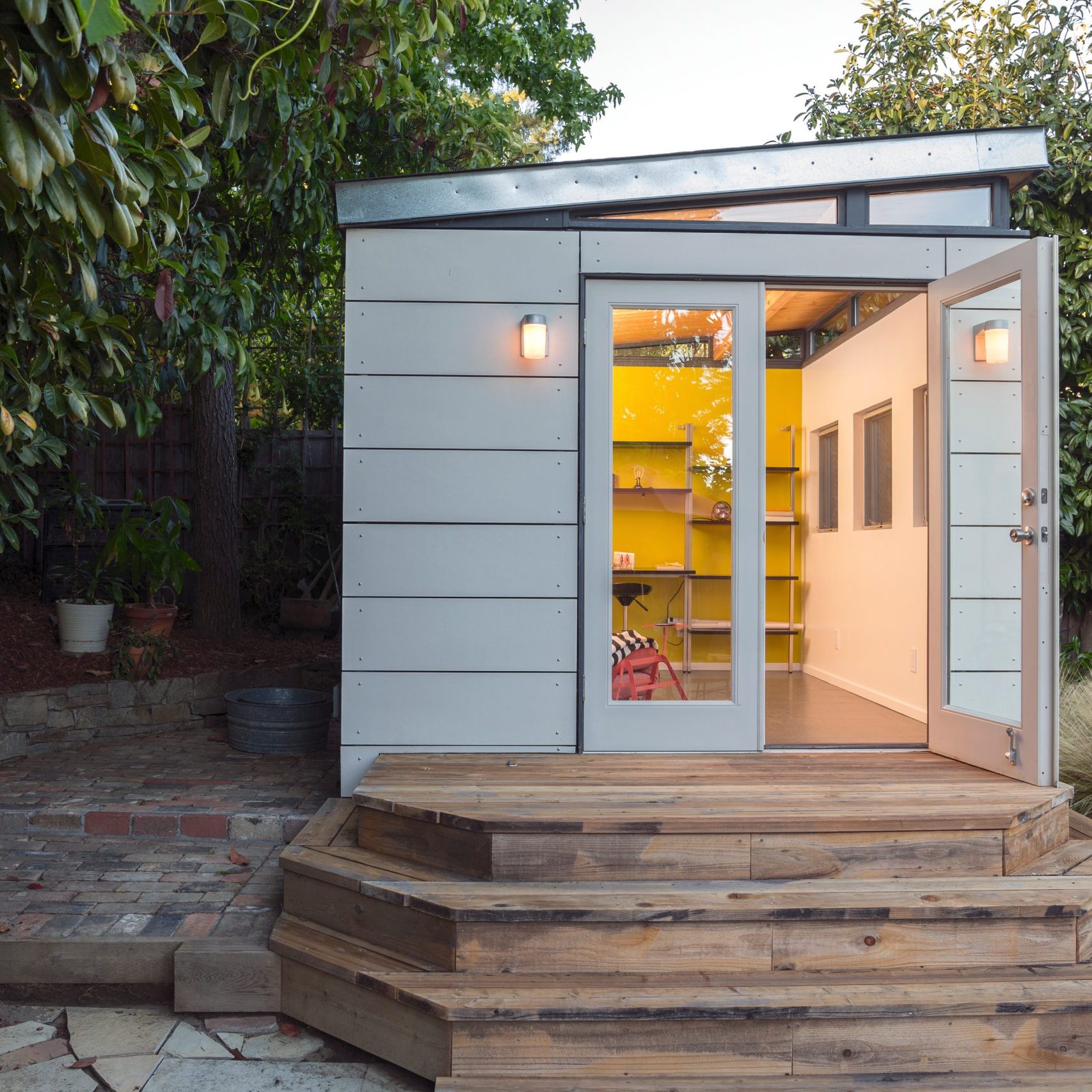 Modern Artist studio - Guest house with aluminum glass doors and